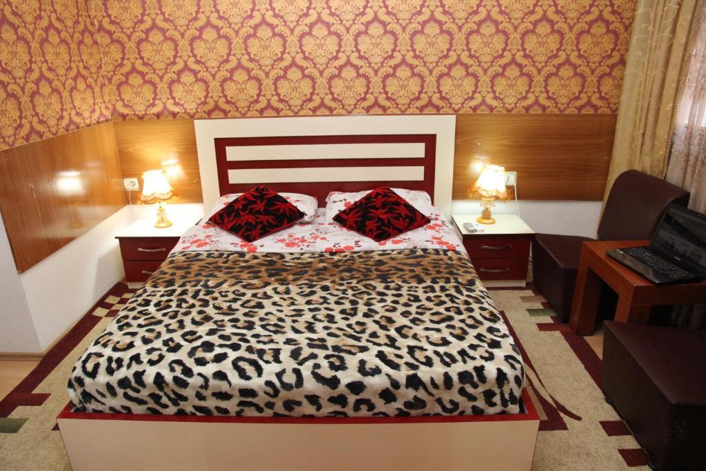 Hotel Parlamenti Tirana Habitación foto