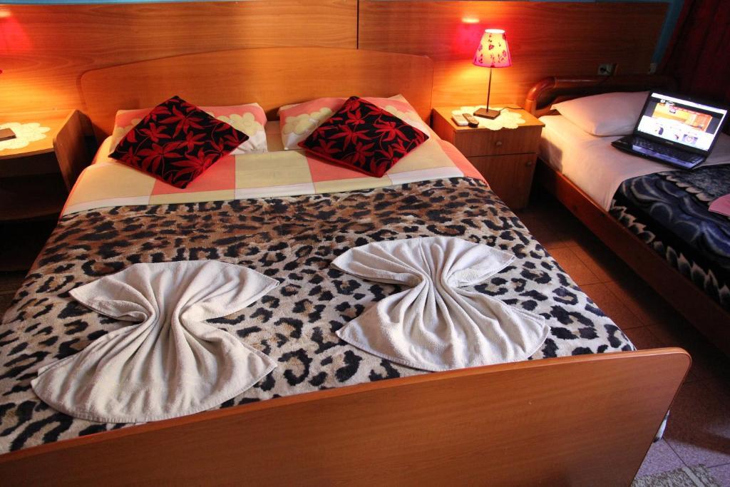 Hotel Parlamenti Tirana Habitación foto