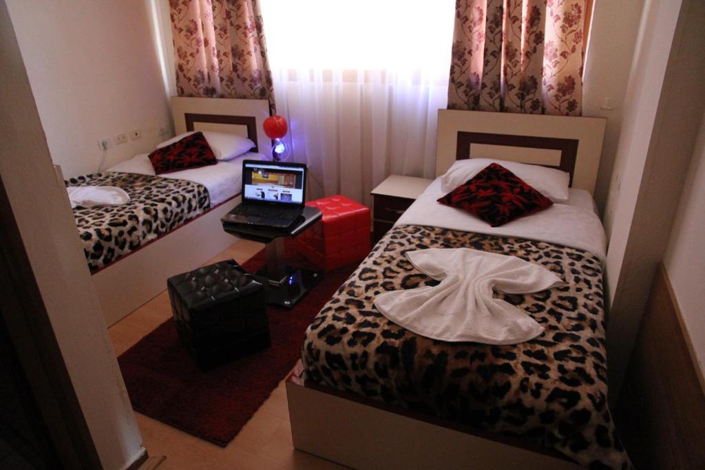 Hotel Parlamenti Tirana Habitación foto
