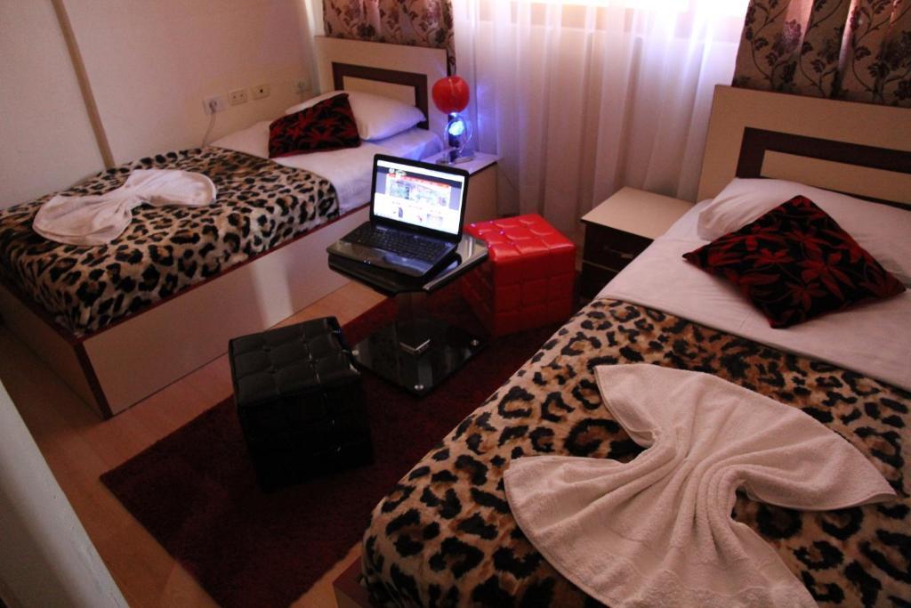 Hotel Parlamenti Tirana Habitación foto